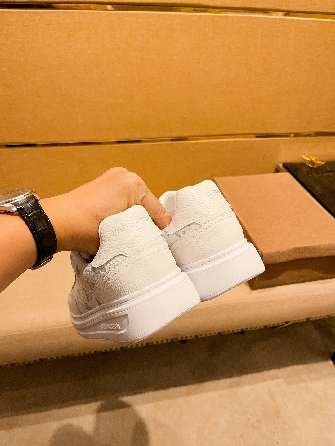 Men's shoes 💰 400💰【 LV 】🔥 Louis Vuitton, high-end men's shoes brand, official website 1:1 latest masterpiece: the upper is made of first-layer cowhide imported from Italy with a comfortable and breathable lining➕original non-slip and wear-resistant outsole🔥, making walking more convenient and comfortable! An exclusive new model, a stunning work, a beautiful 1:1 replica [color] compared to the official quality! Create a fashionable personality to set off your uniqueness! A must-have for trendy men! Classic 🔥Size: 38-44 Color: 🔥 3⃣️colors available🔥.